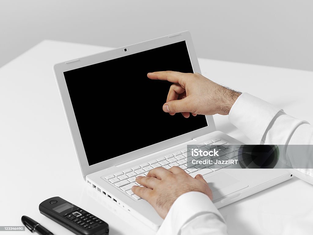 Primer plano de hombre escribiendo en computadora portátil con teclado - Foto de stock de Adulto libre de derechos