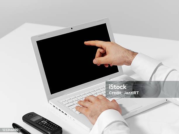 クローズアップのノートパソコンのキーボードで入力する - 1人のストックフォトや画像を多数ご用意 - 1人, アウトフォーカス, インターネット