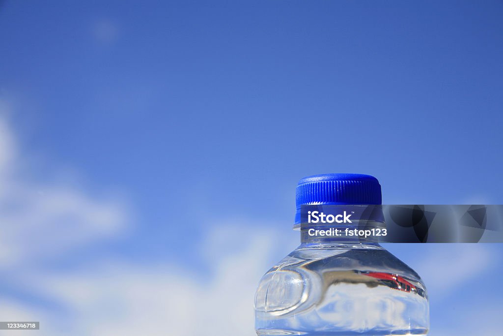 Haut de bouteille d'eau contre un ciel bleu - Photo de Abstrait libre de droits