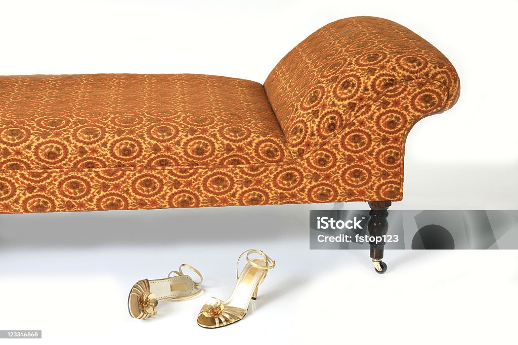 Sandalias doradas con sofá - Foto de stock de Chaise longue libre de derechos