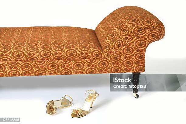 Sandalias Doradas Con Sofá Foto de stock y más banco de imágenes de Chaise longue - Chaise longue, Fondo blanco, A la moda