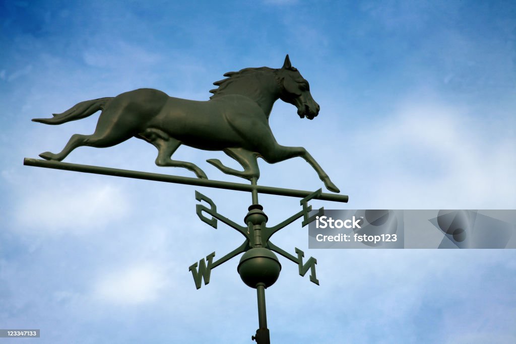 Koń Weathervane wobec stosunkowo błękitnego nieba - Zbiór zdjęć royalty-free (Wiatrowskaz)