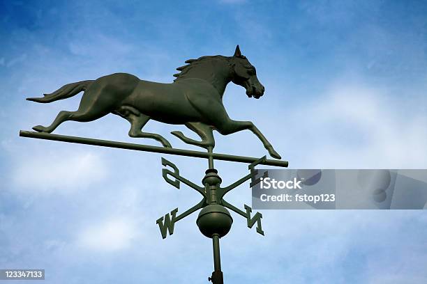 Koń Weathervane Wobec Stosunkowo Błękitnego Nieba - zdjęcia stockowe i więcej obrazów Wiatrowskaz - Wiatrowskaz, Bez ludzi, Dane