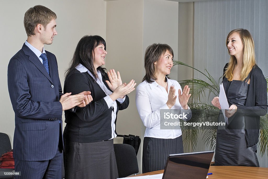 Mujer haciendo una presentación comercial - Foto de stock de Adulto libre de derechos