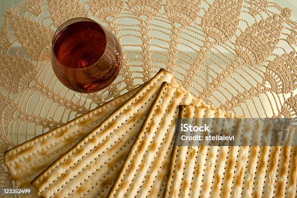 Matzo Y Vino Foto de stock y más banco de imágenes de Alimento - Alimento, Celebración - Ocasión especial, Color - Tipo de imagen