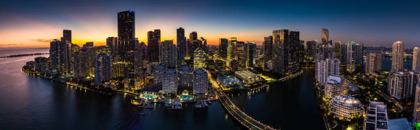 aerial panorama miami i brickell key o zachodzie słońca - miami florida skyline panoramic florida zdjęcia i obrazy z banku zdjęć