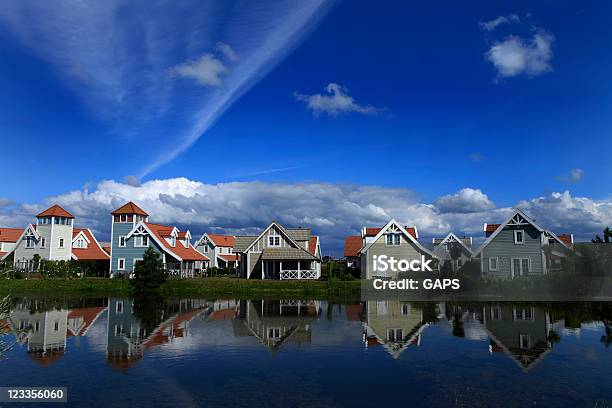 Reflexo De Férias De Estilo De Vida Escandinavas Casas Na Água - Fotografias de stock e mais imagens de Arquitetura