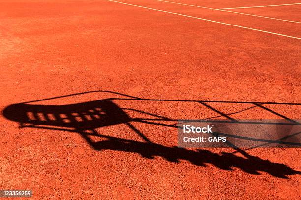 Ombra Di Un Arbitro Di Tennis Sedia - Fotografie stock e altre immagini di Ambientazione esterna - Ambientazione esterna, Argilla, Campo sportivo