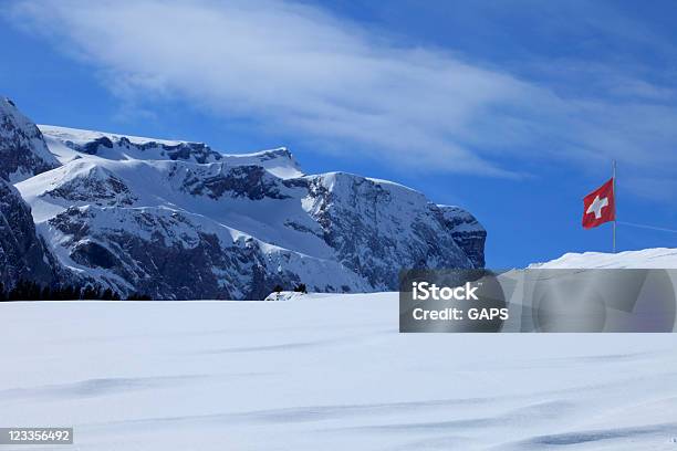 A Bandeira Da Suíça No Cobertas De Neve Dos Alpes - Fotografias de stock e mais imagens de Alpes Europeus - Alpes Europeus, Alpes suíços, Ao Ar Livre