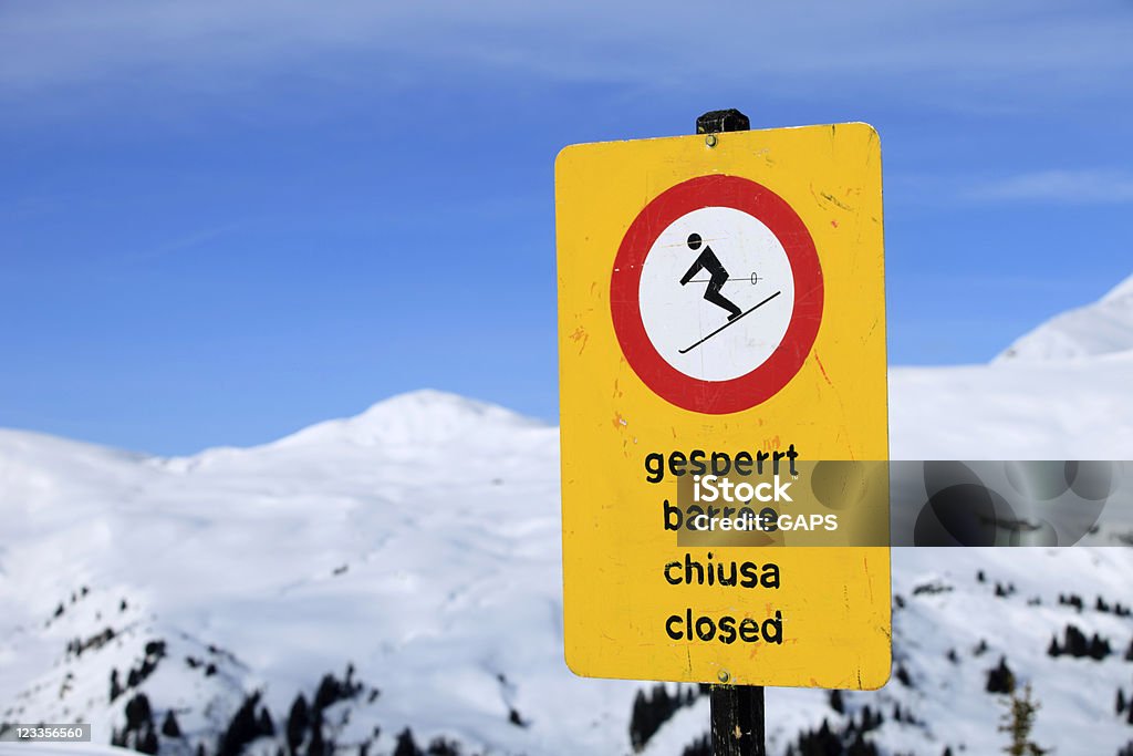 Sinal de alerta para uma corrida fechado de esqui nos Alpes - Foto de stock de Alpes europeus royalty-free