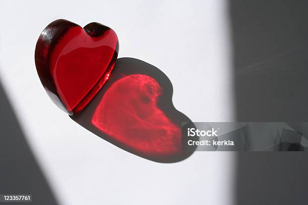 Rosso Cuore Di Vetro Simbolo Di San Valentino - Fotografie stock e altre immagini di Amore - Amore, Cartolina di San Valentino, Composizione orizzontale