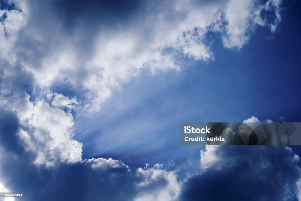 Fluxos de sol e nuvens. - Foto de stock de Azul royalty-free