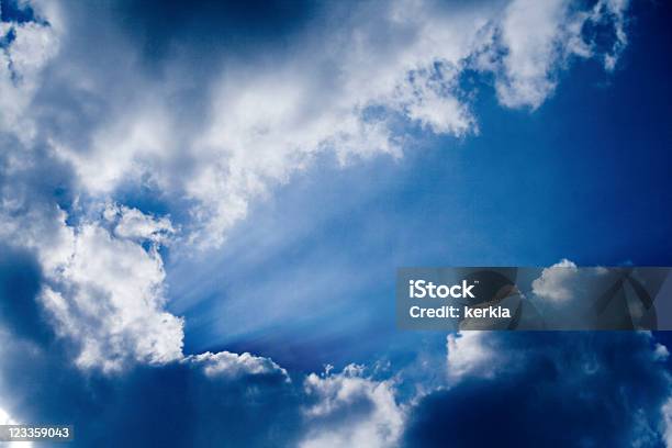 Foto de Fluxos De Sol E Nuvens e mais fotos de stock de Azul - Azul, Cloudscape, Céu - Fenômeno natural