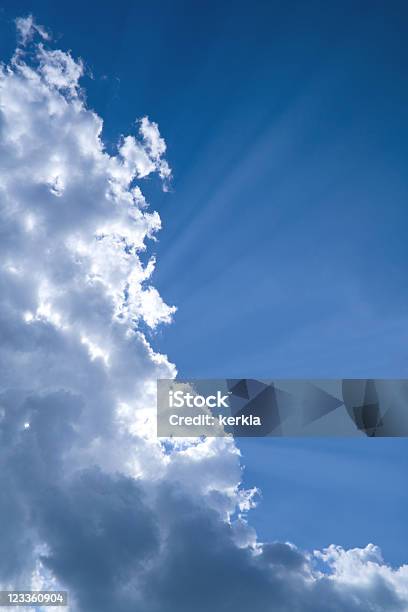 Nubes Y Sunbeams Foto de stock y más banco de imágenes de Aire libre - Aire libre, Azul, Belleza