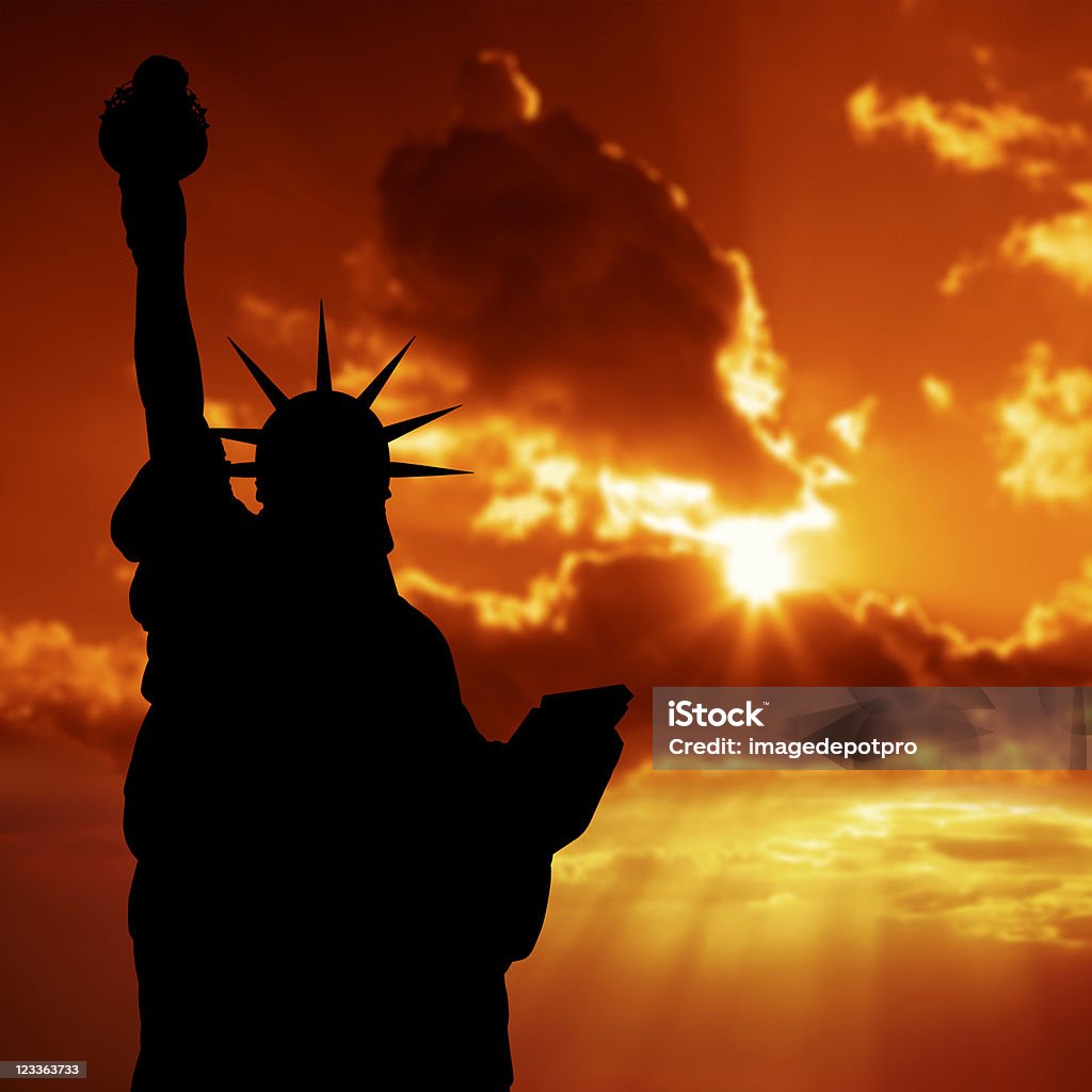 Statua Wolności na zachód słońca - Zbiór zdjęć royalty-free (Statua Wolności)