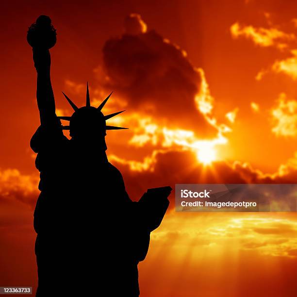 Statua Wolności Na Zachód Słońca - zdjęcia stockowe i więcej obrazów Statua Wolności - Statua Wolności, Zachód słońca, Ameryka