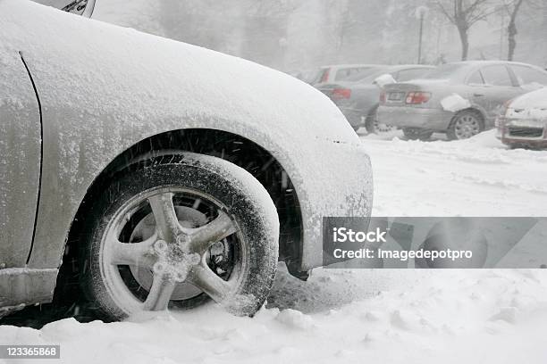 駐車場に閉じ込められました - タイヤのストックフォトや画像を多数ご用意 - タイヤ, 雪, 冬