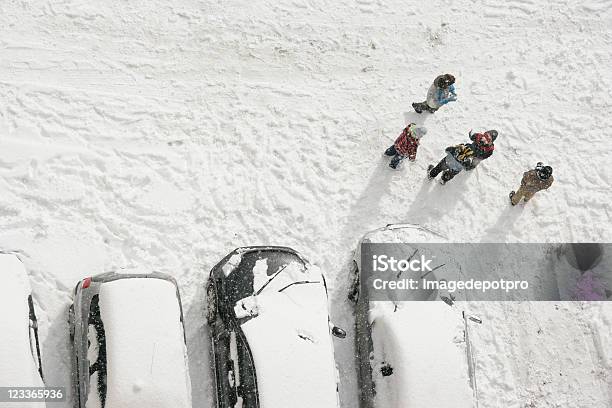 Foto de Crianças Na Neve e mais fotos de stock de Pessoas - Pessoas, Estacionamento de carros, Neve