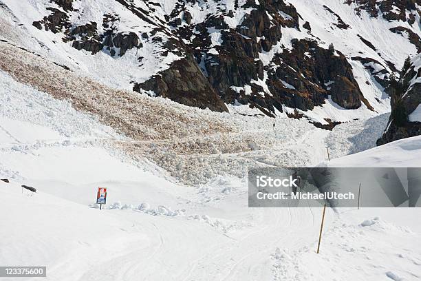 Foto de Caminhante Aproximandose De Uma Avalanche De Área e mais fotos de stock de Alpes de Venoste - Alpes de Venoste, Alpes europeus, Aproximar