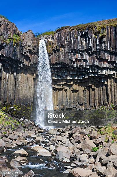 Catarata De Svartifoss - Fotografias de stock e mais imagens de Alto - Descrição Física - Alto - Descrição Física, Ao Ar Livre, Azul