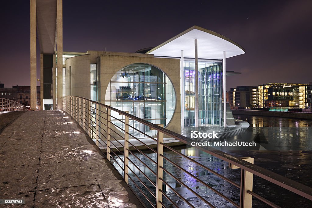 Berlino quartiere governativo a notte - Foto stock royalty-free di Berlino - Germania