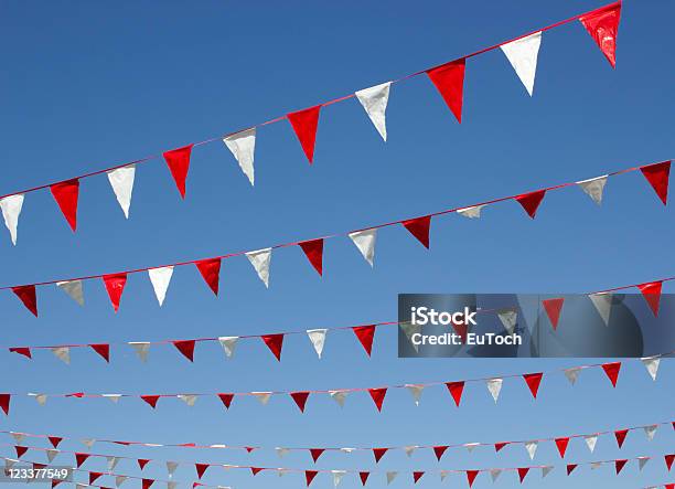 Foto de Escrevedeirapássaro Suspenso e mais fotos de stock de Azul - Azul, Bandeira, Branco