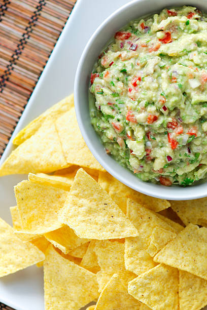 Guacamole e Tortilha Frita - fotografia de stock