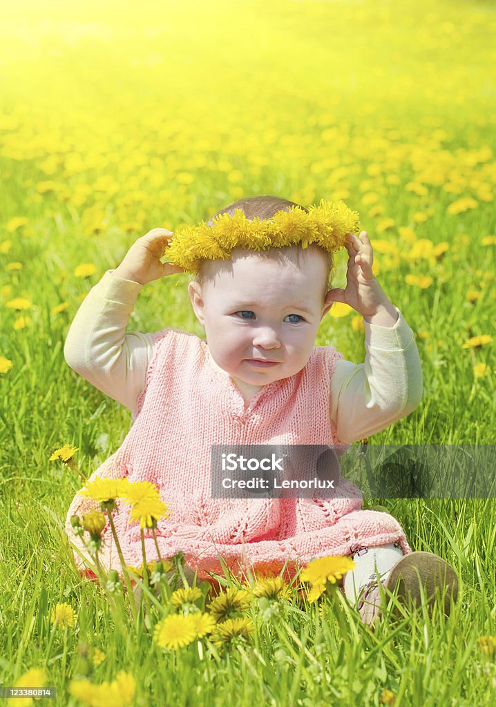 Маленькая девочка гуляет на Просека with dandelions - Стоковые фото Венок роялти-фри