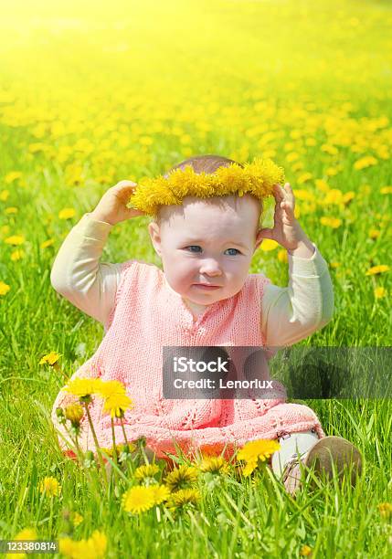 Маленькая Девочка Гуляет На Просека With Dandelions — стоковые фотографии и другие картинки Венок