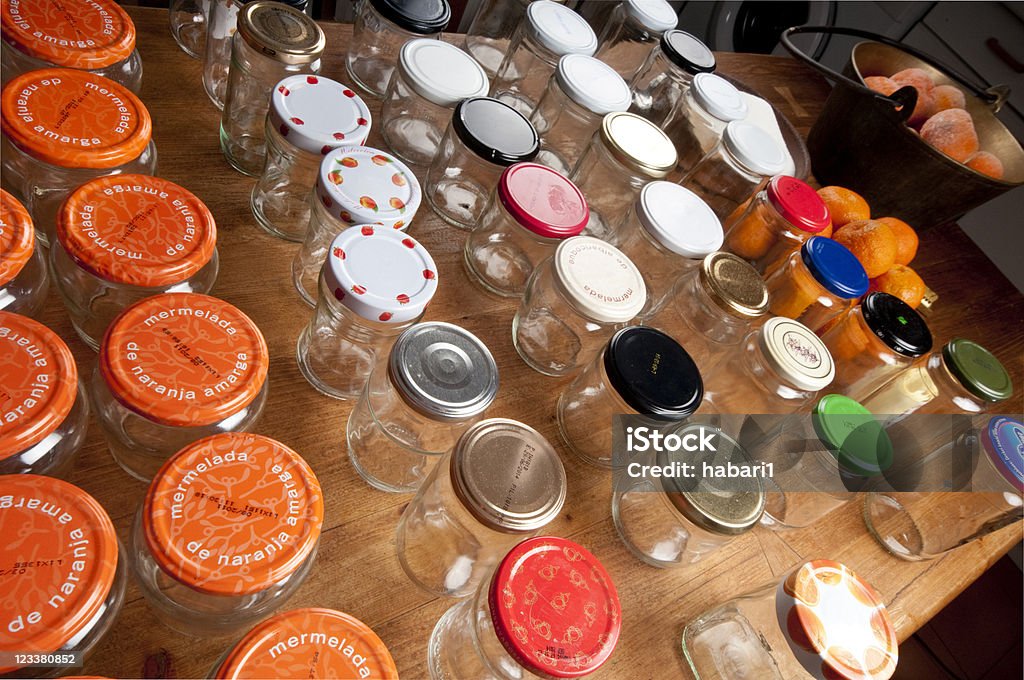 Recycelte jam Krüge auf dem kitchen table. - Lizenzfrei Das Leben zu Hause Stock-Foto