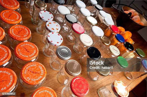 Recycelte Jam Krüge Auf Dem Kitchen Table Stockfoto und mehr Bilder von Das Leben zu Hause - Das Leben zu Hause, Einmachglas, Etikett