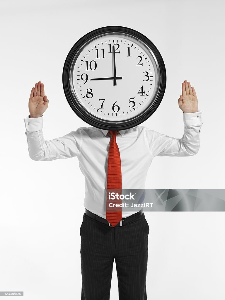 Empresario sosteniendo el reloj en frente de la cabeza - Foto de stock de Adulto libre de derechos