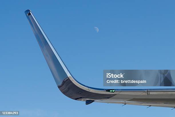 Боинг 757 Крылышко С Moon — стоковые фотографии и другие картинки Углеродное волокно - Углеродное волокно, Самолёт, Авиационное крыло
