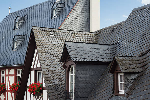 スレートの屋根と木製フレームのファサード - gaube ストックフォトと画像