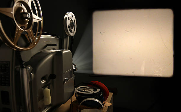 proiettore cinematografico con cornice vuota - low key lighting foto e immagini stock