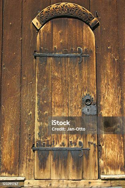 Antike Tür In Eine Hölzerne Kirche Stockfoto und mehr Bilder von Abtei - Abtei, Alt, Architektonisches Detail