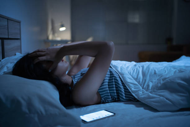 le donne sono stressate dai social media prima di andare a letto. - insonnia foto e immagini stock