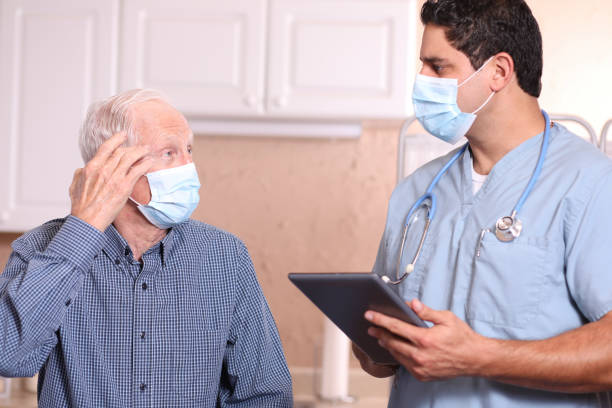 covid-19: médico de ascendencia latina y paciente adulto senior, máscaras. - nurse doctor healthcare and medicine latin american and hispanic ethnicity fotografías e imágenes de stock