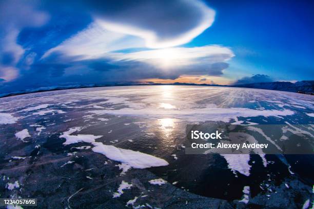 Het Baikalmeer Stockfoto en meer beelden van Siberië - Siberië, Baikalmeer, IJs