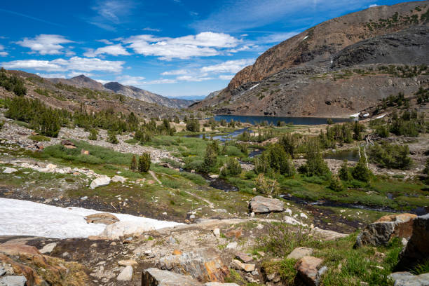 20 lakes basin backpacking and wilderness hiking the california eastern sierra nevada mountains in the summer. - saddlebag imagens e fotografias de stock