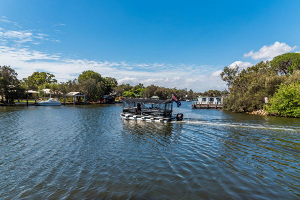 estuary lifestyle living in the canals of south yunderup - lake murray imagens e fotografias de stock