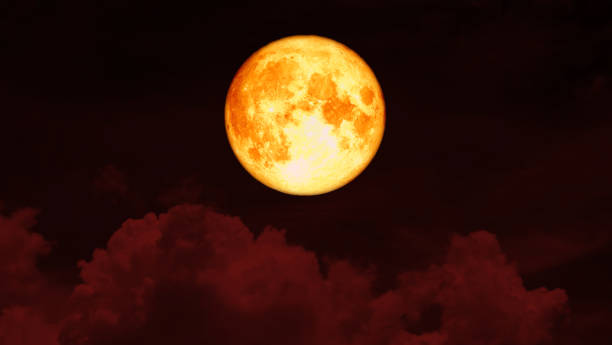 super voll erdbeere blut mond und nacht roter himmel - full moon moon lunar eclipse red stock-fotos und bilder