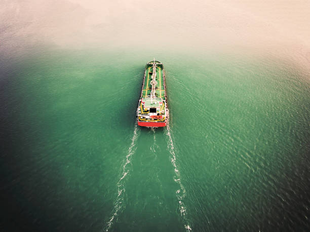 luftbild ölschiff tanker carier oil aus raffinerie auf dem meer. - container ship tugboat nautical vessel pulling stock-fotos und bilder