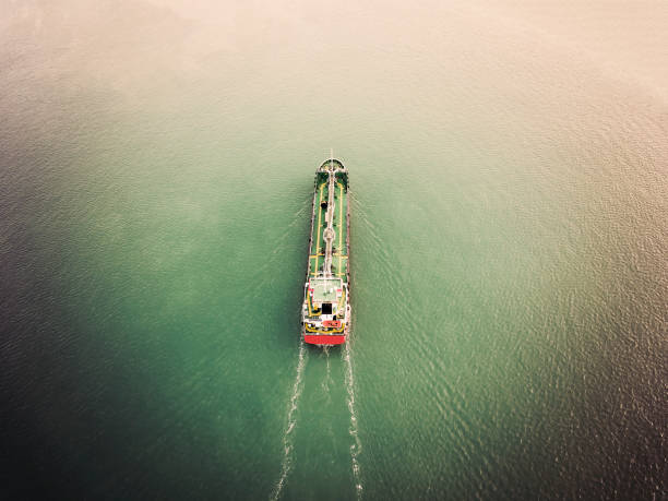 vista aérea petroleiro carier oil da refinaria no mar. - container ship tugboat nautical vessel pulling - fotografias e filmes do acervo