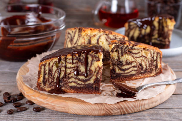 hausgemachte kuchen zebra mit schokolade auf rustikalen tisch - marble cake stock-fotos und bilder
