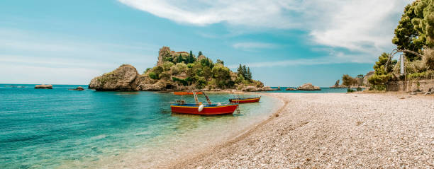 ชายหาดในทาโอร์มินาซิซิลีอิตาลีในช่วงฤดูร้อน - taormina ภาพสต็อก ภาพถ่ายและรูปภาพปลอดค่าลิขสิทธิ์