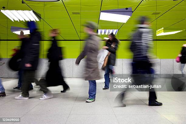 Moderno Stylisch Giovane I Pendolari A Della Metropolitana - Fotografie stock e altre immagini di Adulto