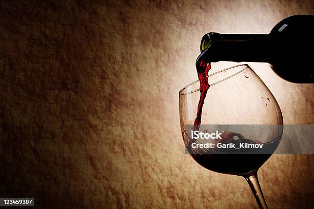 Butelka Czerwonego Wina I Szkło Na Tle Stary Kamień - zdjęcia stockowe i więcej obrazów Czerwone wino