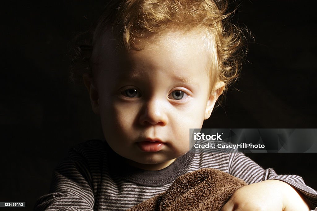 Piccolo ragazzo capelli biondi - Foto stock royalty-free di Svegliarsi