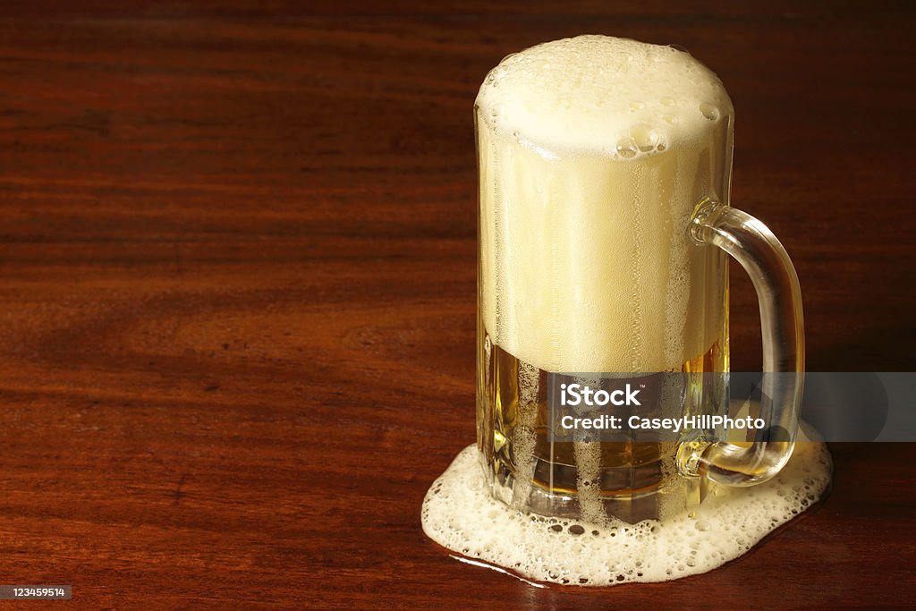 Chope de bière mousseuse - Photo de Bière libre de droits